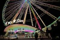 Vom 28. September bis zum 27. Oktober gastiert das Riesenrad „City Star“ der Familie Göbel zu Ehren des LDer Stadtgeburtstages auf dem Alten Messplatz. Foto. Göbel. Frei.