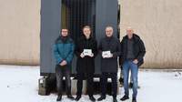 Von links. Marcel Wilhelm (Klimamanager der Stadt LD), Bürgermeister Lukas Hartmann, Wolfgang Peters (Schulleiter der BBS) und der städtische Energieberater Axel Kasprzyk freuen sich über die neu installierten Wärmepumpen. Foto. Stadt. LD. 