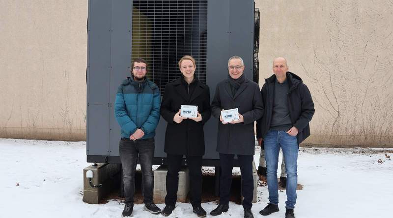 Von links. Marcel Wilhelm (Klimamanager der Stadt LD), Bürgermeister Lukas Hartmann, Wolfgang Peters (Schulleiter der BBS) und der städtische Energieberater Axel Kasprzyk freuen sich über die neu installierten Wärmepumpen. Foto. Stadt. LD. 
