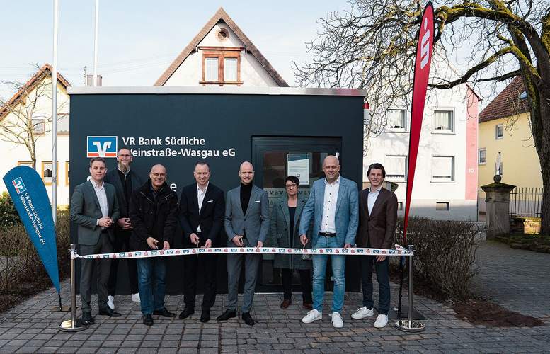 Indienststellung in Hatzenbühl. Von links. Jonas Peter (Abteilungsleiter Privatkundenbank Herxheim VR-Bank SÜW-Wasgau), Marco Breßler (Regionalmarktleiter Kandel Sparkasse Südpfalz), Karl Dieter Wünstel (Bürgermeister VG Jockgrim), Dr. Marco Kern (Vorstandsvorsitzender VR-Bank SÜW-Wasgau), Svend Larsen (Vorstandsvorsitzender Sparkasse), Ilona Heid (Serviceberaterin Hatzenbühl VR-Bank SÜW-Wasgau), Martin Brandl (Landrat Kreis Germersheim) und Jan Leiner (Privatkundenberater Hatzenbühl VR-Bank SÜW-Wasgau). Foto. VR-Bank. Frei.