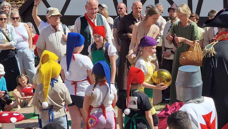 Die 7 Zwerge übergeben die Kugel an Dornröschen, die dadurch erwacht. Foto. rw. 