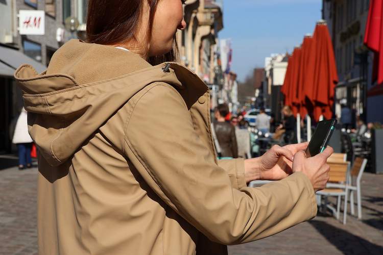 Viele Kunden informieren sich im Internet über die Angebote der LDer Innenstadt. Foto. Stadt. LD. Frei.