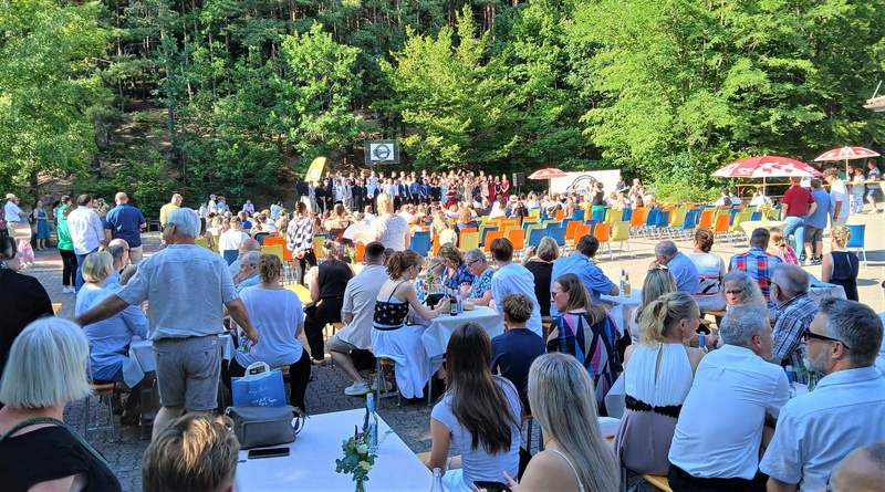 Abschlussfeier 2026 der (am Waldrand gelegenen) Wasgauschule Hauenstein. Auf dem Podium die Absolventen. Foto. W. G. Stähle.