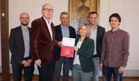 Mehr als 600.000 Euro Fördermittel zum barrierefreien Ausbau. Diesen Bescheid hat Ministerin Eder nun in LD übergeben. Foto. Stadt LD. Pressefrei. 