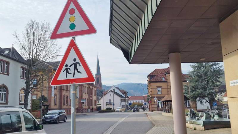Die Fußgänger-Querungs-Ampel (im Hintergrund) ist eine der Haupt-Furten für Kinder, um über die Weinstraße (B 427) in BZA zu kommen. Sie ist seit Wochen defekt. Der LBM hat nun Beschilderung bestellt, um auf den Schaden hinzuweisen ... Foto. rw. 