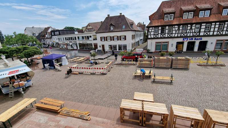 Morgen fliegen sie. Am Schloss vorbei. Links neben der VR-Bank vor dem Eckhaus (Möbel Vogel) wird heute noch die Matte aufgebaut. Die Athleten laufen über einen Steg von rechts an. Foto. rw.