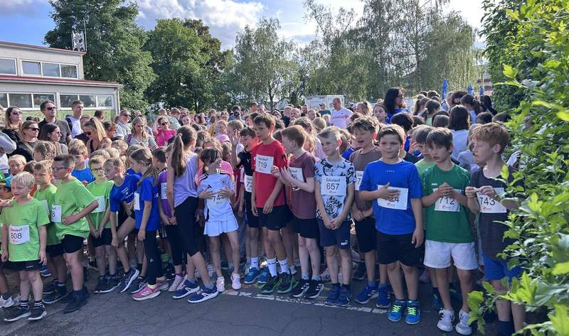 Der Start des 1000-Meter-Schüler-Laufes im Gäu in Gommersheim. Foto. VG. Edenkoben. Frei. 