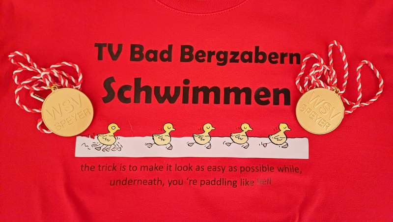 Das T-Shirt der Schwimmabteilung des TV BZA mit nur 2 der vielen Goldmedaillen, die die Sportler vom Wettkampf des WSV SP mitbrachten. 