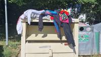 Zu faul, um einzuwerfen. Altkleider-Container auf dem P-Platz unterhalb des Freibades BZA. Dienstagmorgen. Foto. rw.