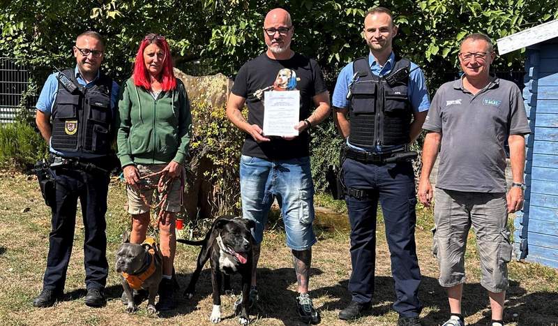 Mitarbeiter des städtischen Ordnungsamtes und Vorstandsmitglieder des Vereins Tierschutz Südpfalz beim Vor-Ort-Termin im Tierheim. Foto. Stadt. LD. Frei. 