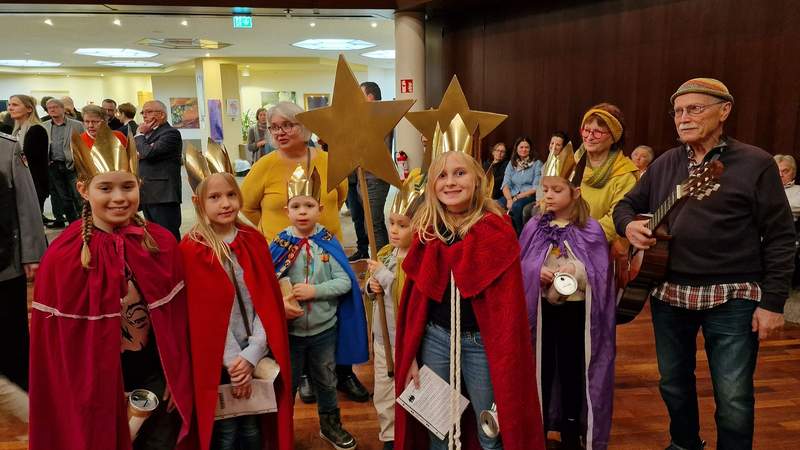Die Sternsinger um Hans-Erich Klein (rechts) hatten auch ihren Auftritt. Foto. rw. 