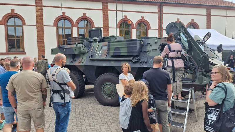 Die Bundeswehr ist mit 2 gepanzerten Fahrzeugen vorgefahren.