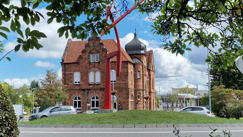 Zwischen 10 und 12 Uhr wurde die Pirouette auf dem Bahnhofskreisel in BZA am heutigen Dienstag in ihren voll-roten Ursprungszustand zurückversetzt. Foto. rw. 