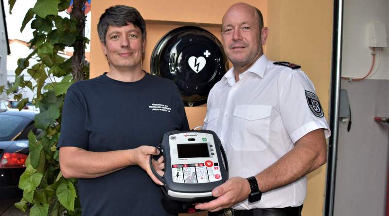 Freuen sich über den neuen Defibrillator. Michael Heupel (1. Vorsitzender des Fördervereins, links) und Michael Memmer (Wehrführer Löschzug Nußdorf). Foto. Stadt. LD. Frei. 