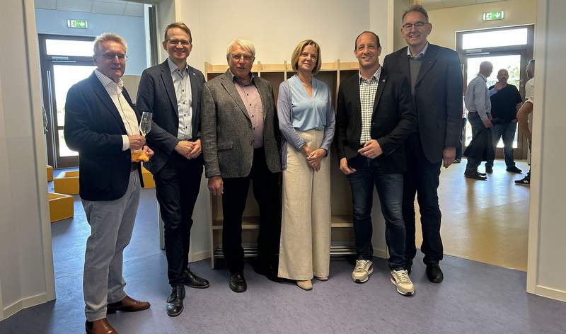 Freuen sich über die Erweiterung der Kita Buntspecht in Altdorf. Vertreter von Kreis, VG Edenkoben und der Ortsgemeinde. Foto. KV. SÜW. Frei. 