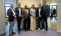 Freuen sich über die Erweiterung der Kita Buntspecht in Altdorf. Vertreter von Kreis, VG Edenkoben und der Ortsgemeinde. Foto. KV. SÜW. Frei. 