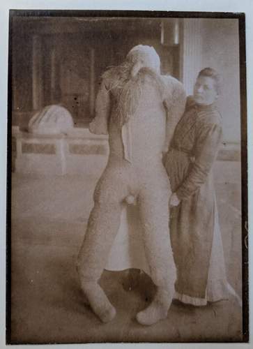 In der Heil- und Pflegeanstalt Klingenmünster fertigte Katharina Detzel im Jahr 1914 eine mannshohe Puppe aus Stroh. Foto. „Sammlung Prinzhorn Heidelberg". Pressefrei. 