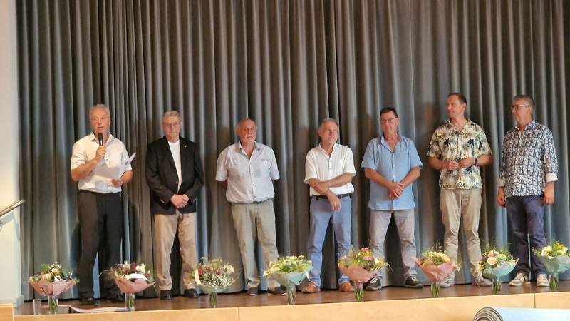Abschied. Ortsbürgermeister Heinz Oerther (links) verabschiedete ausgeschiedene Ratsmitglieder in Oberotterbach. Foto. rw.