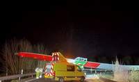 Dieser Schwertransport mit einem Rotorblatt für ein Windrad beladen blieb in der Nacht von Montag auf Dienstag auf der Abfahrt von der A 61 auf die B 9 bei SP stecken. 