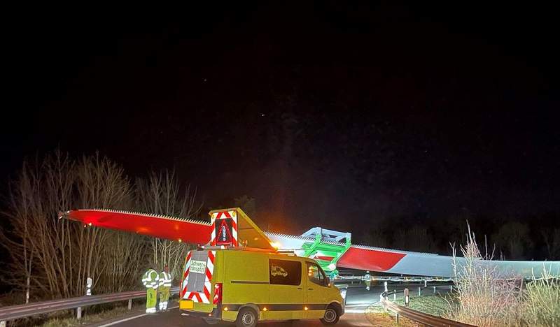 Dieser Schwertransport mit einem Rotorblatt für ein Windrad beladen blieb in der Nacht von Montag auf Dienstag auf der Abfahrt von der A 61 auf die B 9 bei SP stecken. 