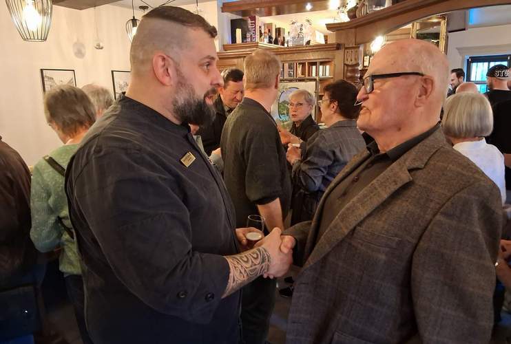 Dominik Spielberger im Gespräch mit Rudolf Werner (r.). Foto. Günter Hirschmann. 