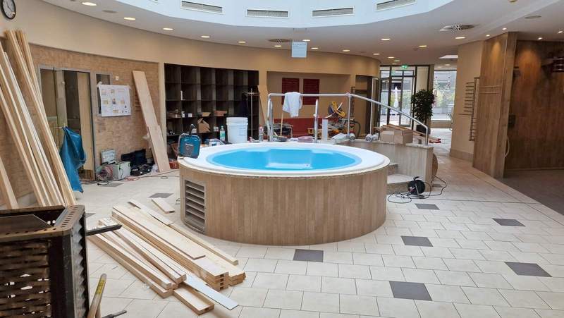 Baustelle Sauna-Landschaft. Hier mitten drin der Whirl-Pool. 