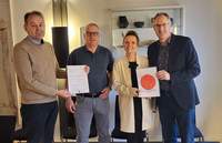 Erster Kreisbeigeordneter Georg Kern, Christian Sommer, Bürgermeister der VG Herxheim, Insheims Ortsbürgermeisterin Tanja Treiling und Landrat Dietmar Seefeldt bei der Übergabe. Foto. KV. SÜW. Frei.