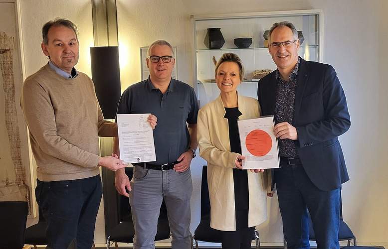 Erster Kreisbeigeordneter Georg Kern, Christian Sommer, Bürgermeister der VG Herxheim, Insheims Ortsbürgermeisterin Tanja Treiling und Landrat Dietmar Seefeldt bei der Übergabe. Foto. KV. SÜW. Frei.
