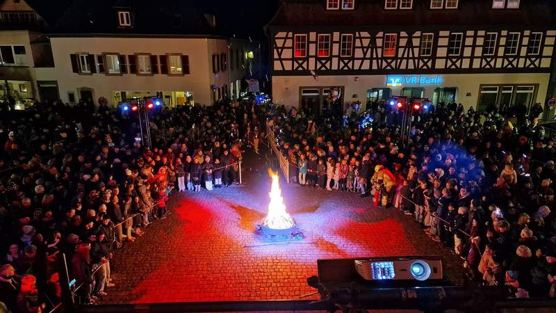 Zu Hunderten hatte sich das Hexenvolk am gestrigen Donnerstag um das Feuer vor dem Schloss in BZA versammelt. Foto. Niloufar.