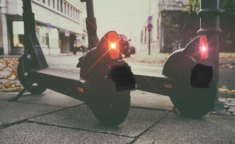 2 E-Scooter-Fahrer haben in SP einen Jugendlichen von dessen Roller runtergetreten und dann versucht auszurauben. Letztlich erfolglos.
