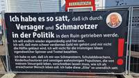 Der BZAer Unternehmer Gerd Russy plakatiert mal wieder Tacheles. Vor seiner geschlossenen Waschanlage ... Foto. rw.