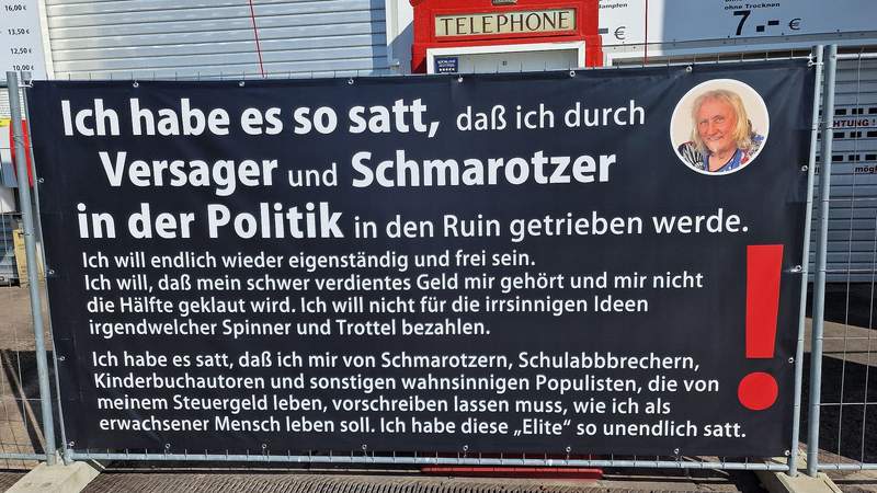 Der BZAer Unternehmer Gerd Russy plakatiert mal wieder Tacheles. Vor seiner geschlossenen Waschanlage ... Foto. rw.