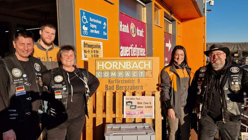 Ein Team. Die Barber Angels und Hornbach. Am heutigen Samstagmorgen war Spendenübergabe im Compact-Markt in BZA. Transport-Boxen und Rollwagen. Von links. Peter Moster, Azubi Justin Röse, Simone Feldmann, die stellvertretende Hornbach-Marktleiterin Melanie Lehmann und Stefan "Stolli" Stoll. Foto. rw. 