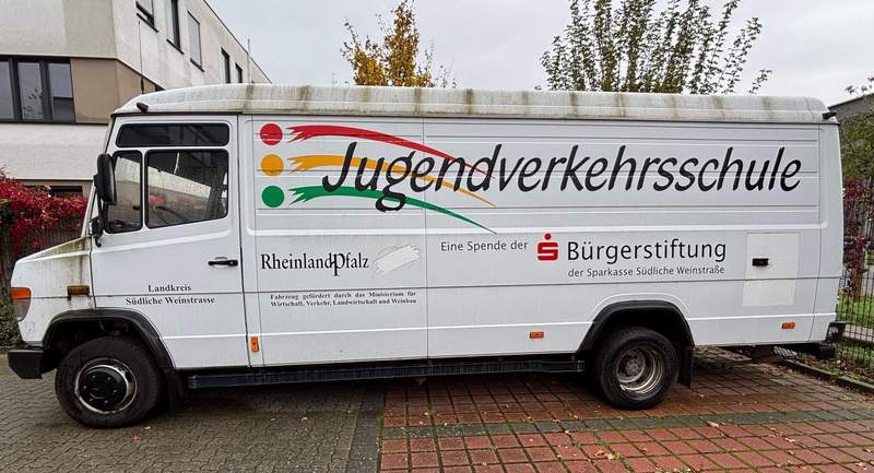 Die Kreisverwaltung SÜW versteigert den ausgedienten Bus der Jugendverkehrsschule. Foto. KV. SÜW. Frei. 