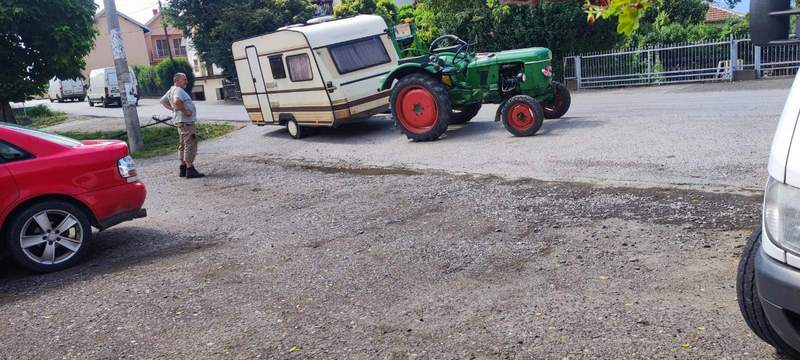Ein Neugieriger umkreist staunend das abenteuerliche Gespann gleich mehrfach. Foto. Getto. 