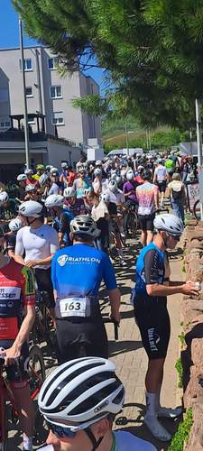 Die Fahrer des Jedermannsrennen warten an der Schirmbar auf ihren Start.