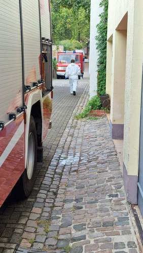 Die Feuerwehr war rasch vor Ort und nahm sich der Sache an. Hier in der Neugasse in BZA. Foto. rw. 