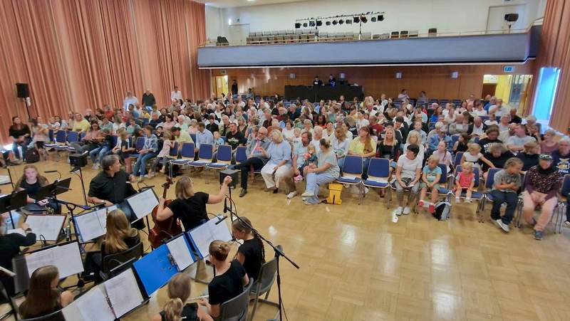 Gegen 18.45 Uhr war die Aula in BZA am Samstagabend schon gut gefüllt. Los ging das Musical kurz nach 19 Uhr. Bis dahin waren fast alle Plätze belegt. Foto. rw. 