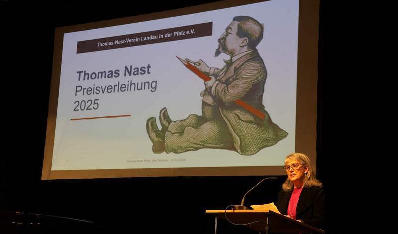 Ann Telnaes ist im Alten Kaufhaus in LD mit dem Thomas-Nast-Preis 2025 ausgezeichnet worden. Foto. Stadt. LD. Frei. 