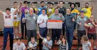 Einen Beitrag zur Anschaffung eines neuen Mannschaftsbusses hat die Sparkassen-Stiftung für die Bananenflanken-Liga geleistet. Weitere Spenden sind willkommen. 