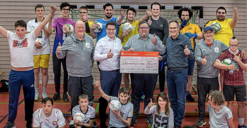 Einen Beitrag zur Anschaffung eines neuen Mannschaftsbusses hat die Sparkassen-Stiftung für die Bananenflanken-Liga geleistet. Weitere Spenden sind willkommen. 