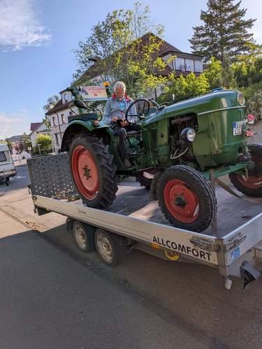 Kurz nach dem Start gab die Ölpumpe des alten Deutz in BaWü den Geist auf. Abschleppen. Reparieren. Er läuft wieder. Albert Getto sitzt noch oben auf. Foto. Getto.