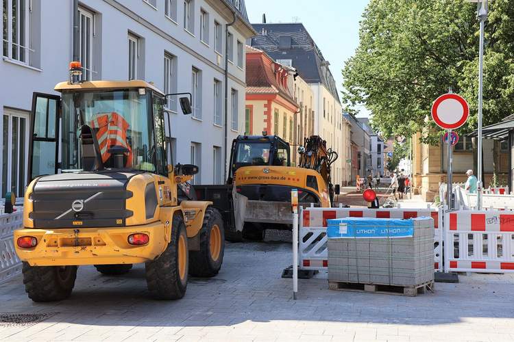 Voraussichtlich noch bis in den August dauern die Bauarbeiten in der LDer Waffenstraße. Foto. Stadt. LD. Frei.