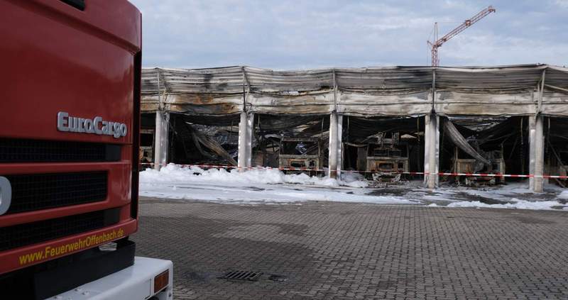 In der Fahrzeughalle der Feuerwehr Offenbach finden sich heute nur noch Metallgerippe, wo gestern die Fahrzeuge standen. Das Gebäude war komplett mit Löschschaum ausgespritzt worden, um alle Glutnester in der einsturzgefährdeten Halle zu löschen. Foto. KV. SÜW. Frei.