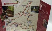 Die Karten zur Publikumswahl zu „Deutschlands schönstem Wanderweg“ liegen in zahlreichen städtischen Einrichtungen aus, darunter im Rathaus am Exe, im Bürger-Service-Center oder der Tourist-Information im Rheinberger. (Foto. Stadt. PS. Maximilian Zwick. Frei. 