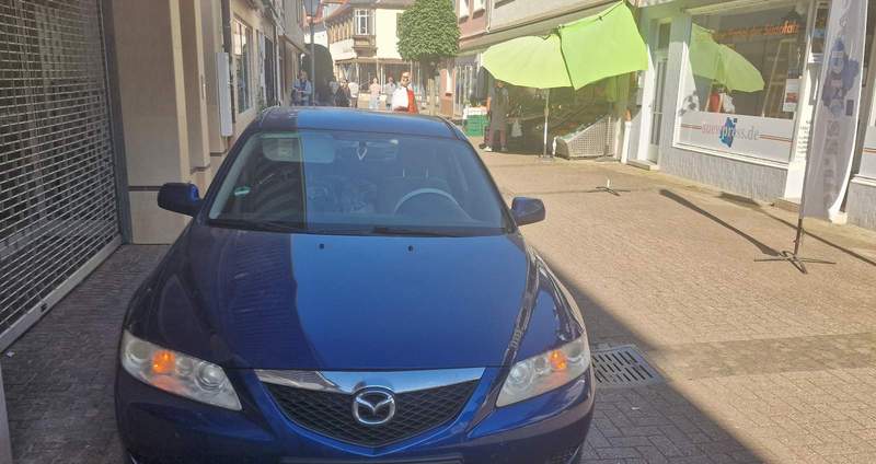 Das Einfahren von Autos in FuZo ging bis zum Abend hin. Hier der Wagen eines jungen Pärchens, das sein Auto gegenüber der suewpress.de-Redaktion parkt und gemütlich einkaufen ging. Warnblinker an ... Foto. rw.