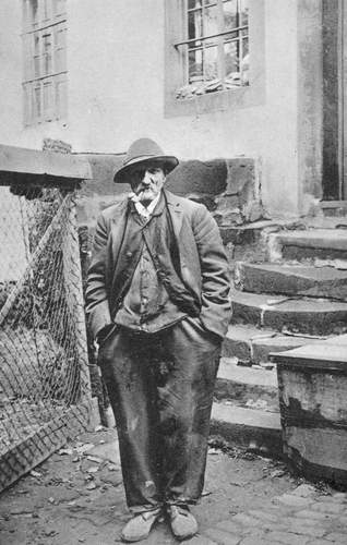 Der „Fetthans" ist ein früher stadtbekanntes PSer Original. Foto. Stadtarchiv PS. Frei. 