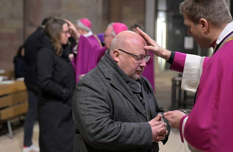 Das Aschekreuz wird auch im SPer Dom aufgetragen. Foto. Domkapitel SP. Klaus Landry. Frei.