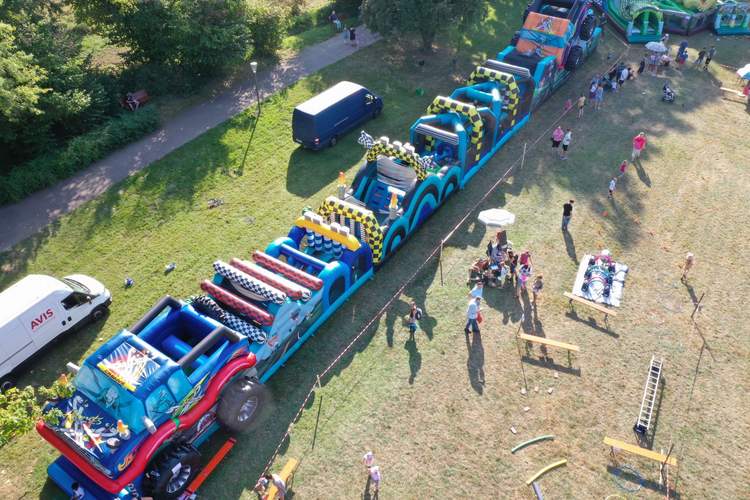 Pfadfindertreffen im Kurpark BZA. Hier ein riesig langer Parcours-Zug. Foto. Prvat. Frei. 