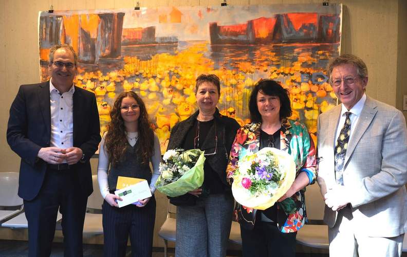 Bei der Vernissage. Von links. Landrat Dietmar Seefeldt, Leni Hornbach, Schülerin der Kreismusikschule SÜW, Künstlerin Olga David, Künstlerin Vera Allmann-Stübinger sowie Peter Kusenbach, der in die Ausstellung einführte. Foto. KV. SÜW. Frei.